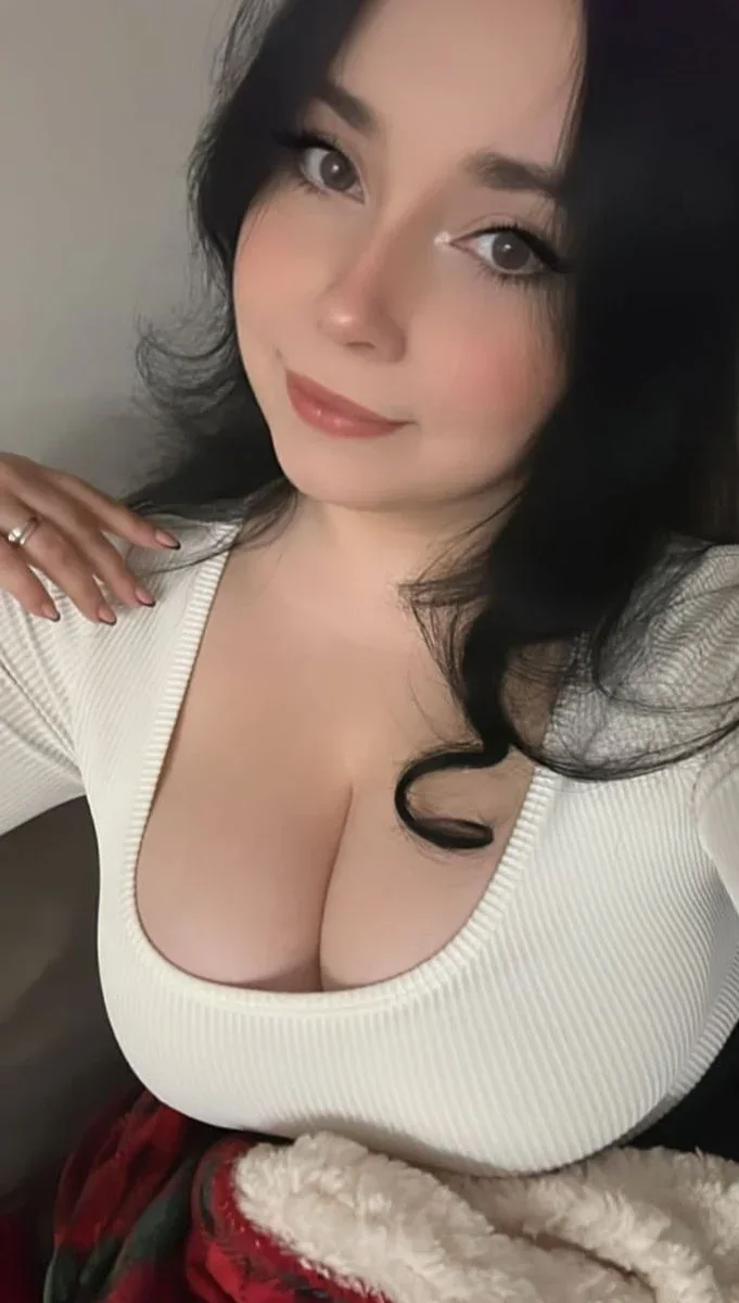 Sadie photo 1 in Abu Dhabi: 28 years old, european, regular, black hair, 165 cm, 56 kg, B bust