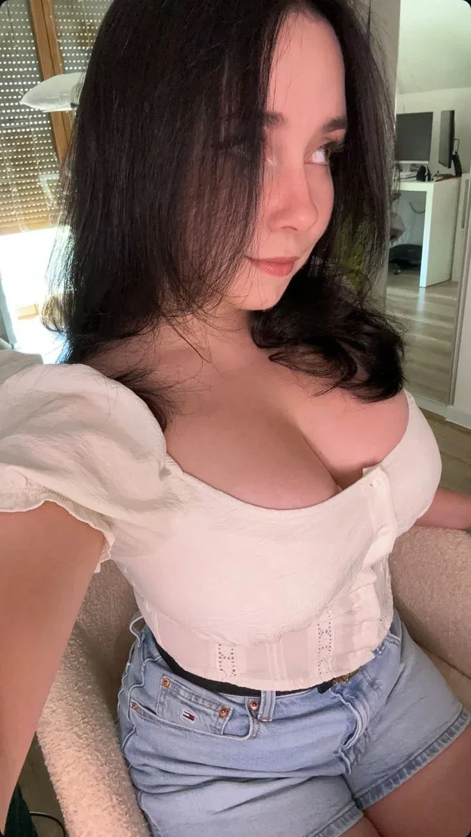 Sadie photo 6 in Abu Dhabi: 28 years old, european, regular, black hair, 165 cm, 56 kg, B bust