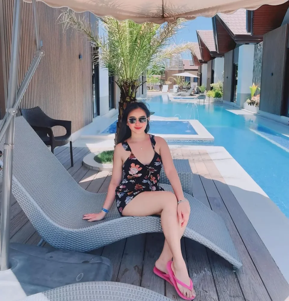 Amina photo 5 in Salalah: 23 years old, asian, slim, black hair, 165 cm, 45 kg, C bust