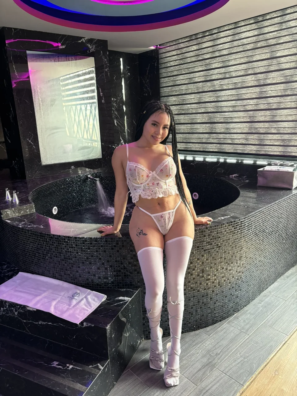 Jana photo 5 in Saham: 27 years old, curvy, black hair, 165 cm, 56 kg, C bust
