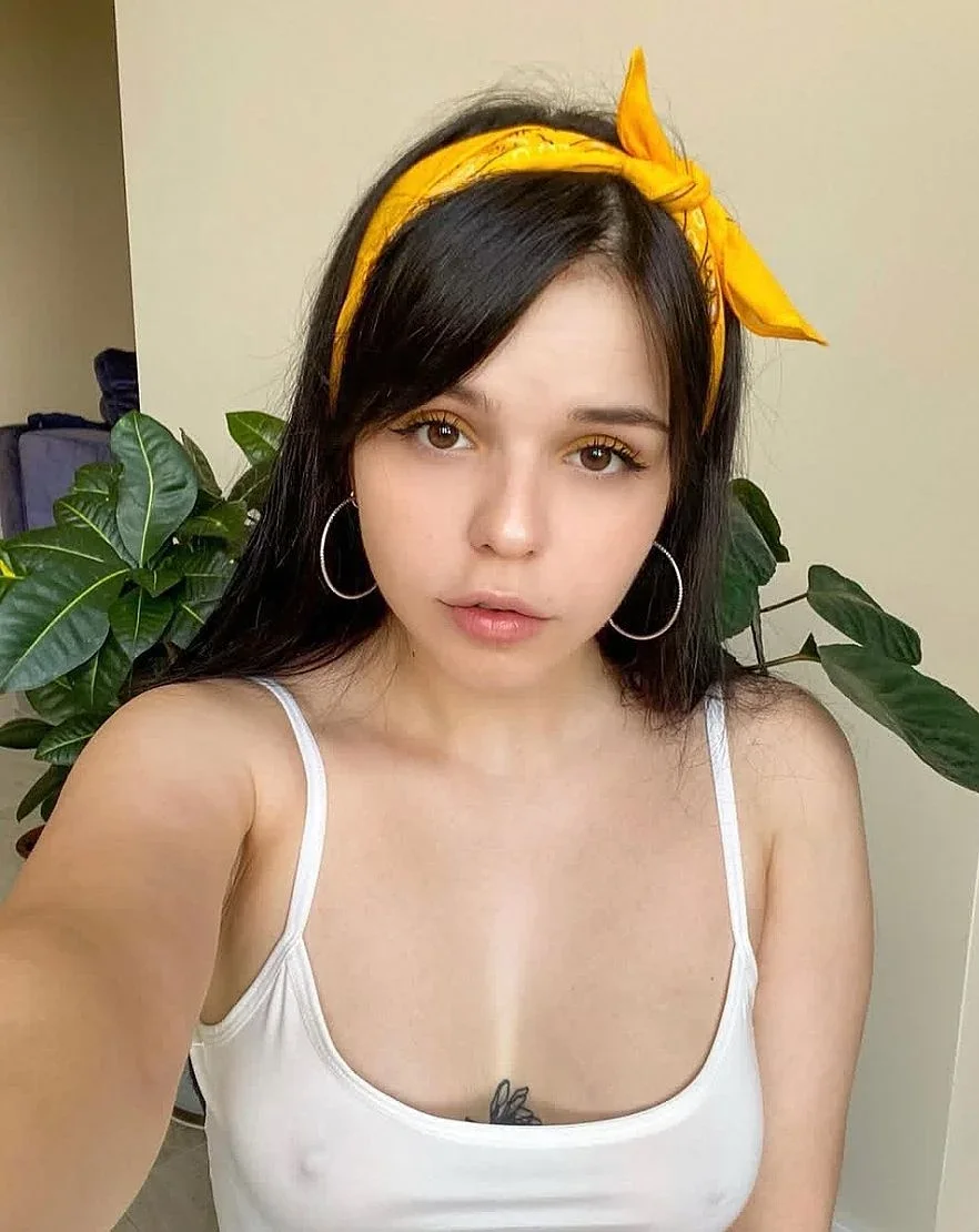 Zaina photo 1 in Bawshar: 22 years old, european, slim, black hair, 169 cm, 55 kg, C bust