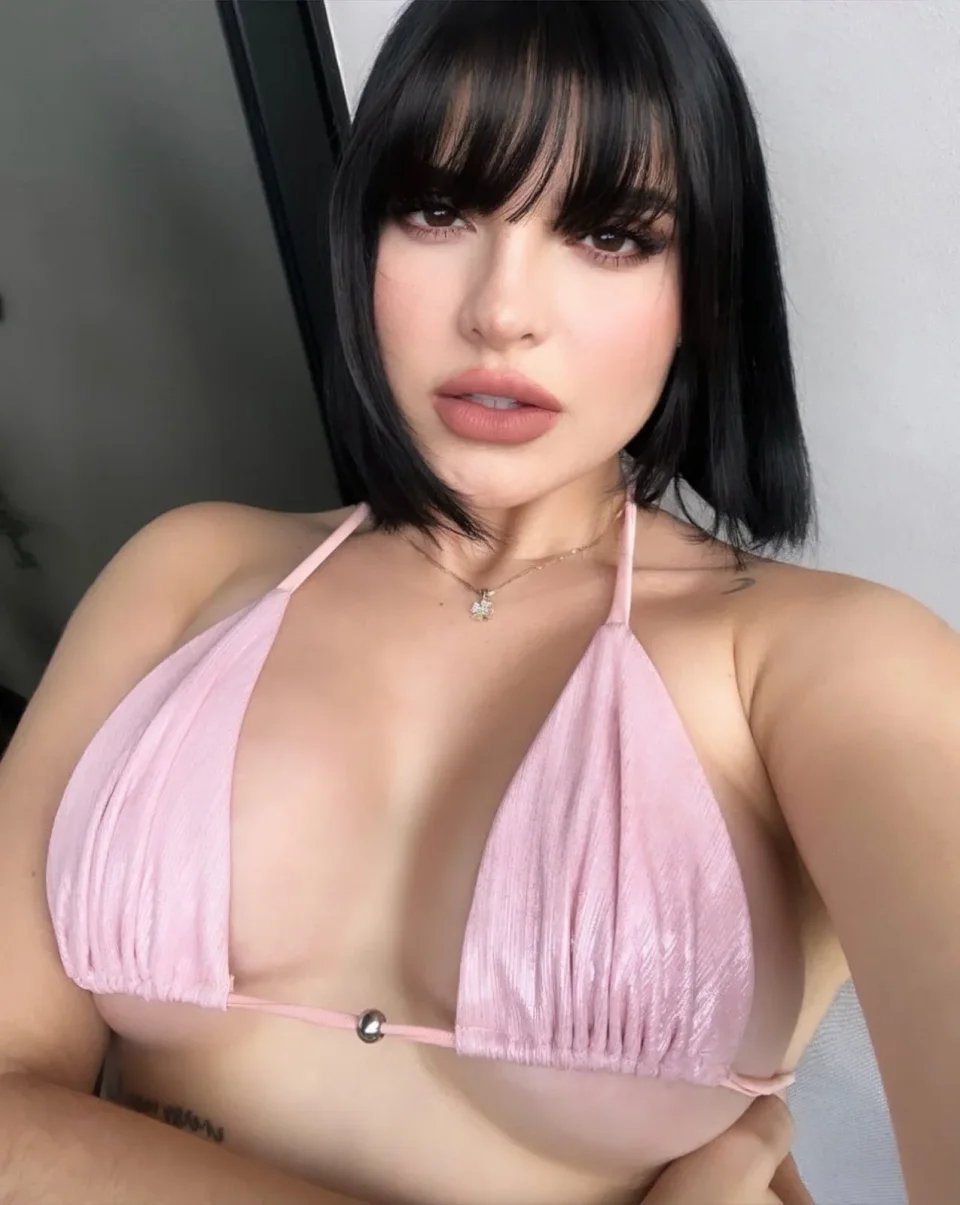 Amelia photo 1 in Air Rams: 21 years old, european, regular, black hair, 160 cm, 60 kg, C bust