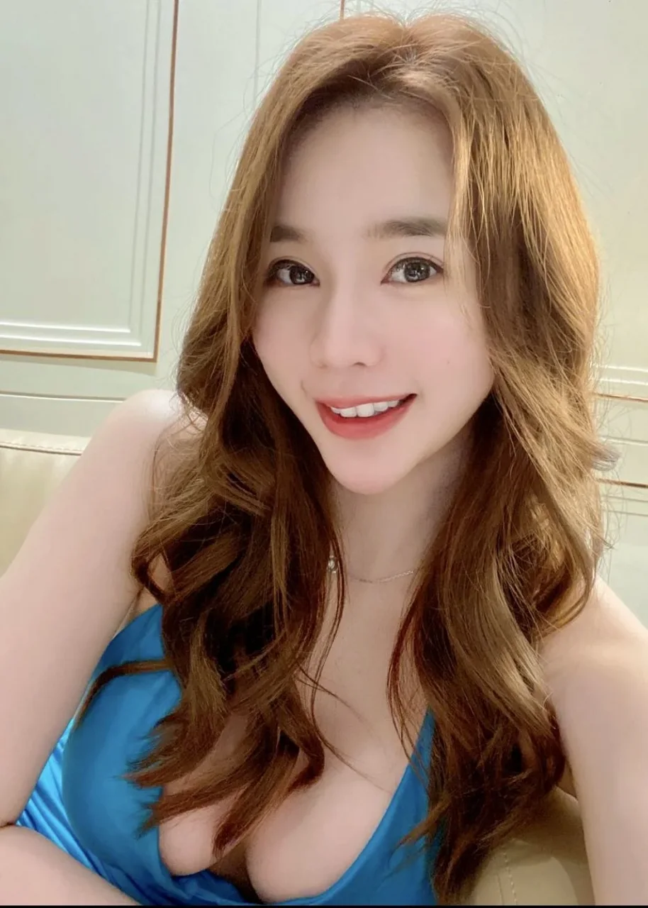 Anna photo 3 in Sohar: 26 years old, slim, black hair, 169 cm, 50 kg, C bust