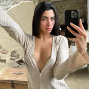Клементин фото 1 - Джаалан-Бани-Бу-Али, 21 год, арабская, стройная, черные волосы, 170 см, 54 кг, грудь B