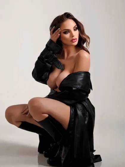 Antonina photo 1 in Al Ain: 27 years old, slim, brown hair, 165 cm, 55 kg, D bust