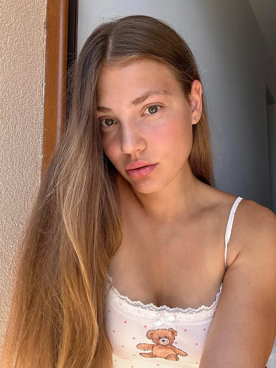 Eileen photo 6 in As Seeb: 20 years old, european, slim, brown hair, 170 cm, 60 kg, B bust