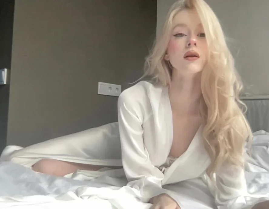 Eliana photo 1 in Salalah: 30 years old, slim, blonde hair, 170 cm, 50 kg, B bust