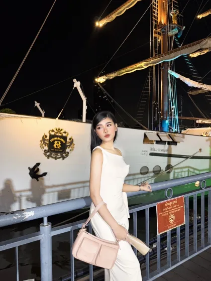 Ella photo 1 in Barka: 22 years old, asian, slim, black hair, 158 cm, 48 kg, B bust
