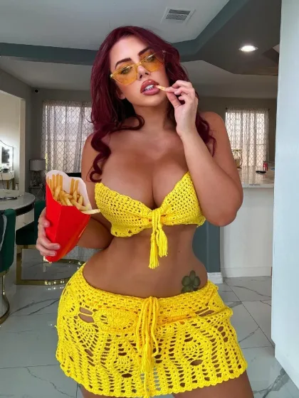 Gianna photo 2 in Al-Ruwais: 22 years old, curvy, red hair, 175 cm, 70 kg, C bust