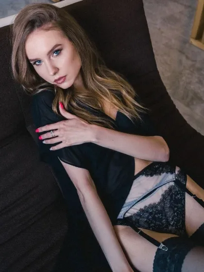 Isabelle photo 2 in Sur: 21 years old, european, slim, blonde hair, 168 cm, 52 kg, B bust