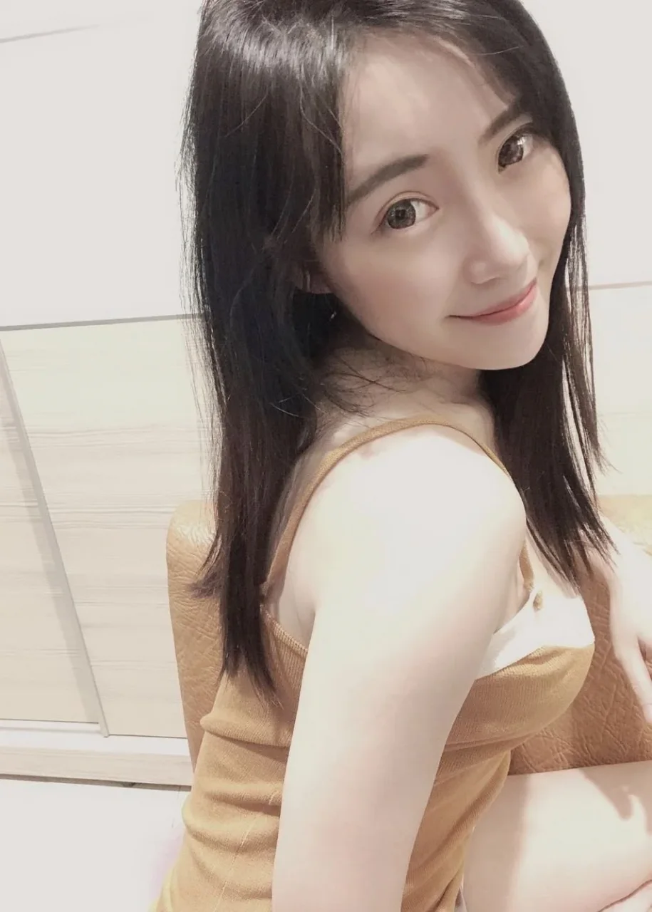 Kelly photo 1 in Nakhon Pathom: 27 years old, slim, black hair, 164 cm, 55 kg, C bust