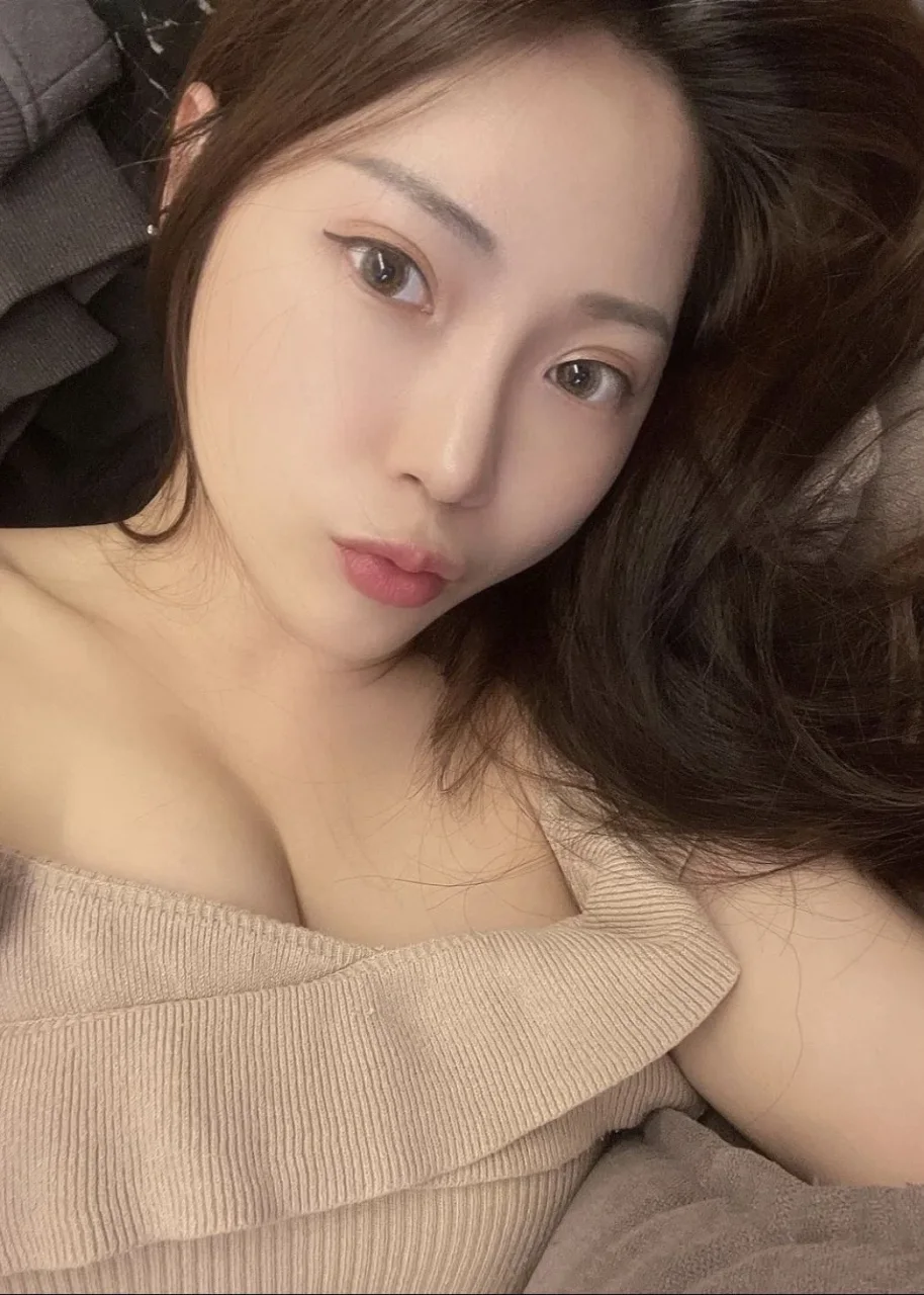 Kelly photo 3 in Nakhon Pathom: 27 years old, slim, black hair, 164 cm, 55 kg, C bust