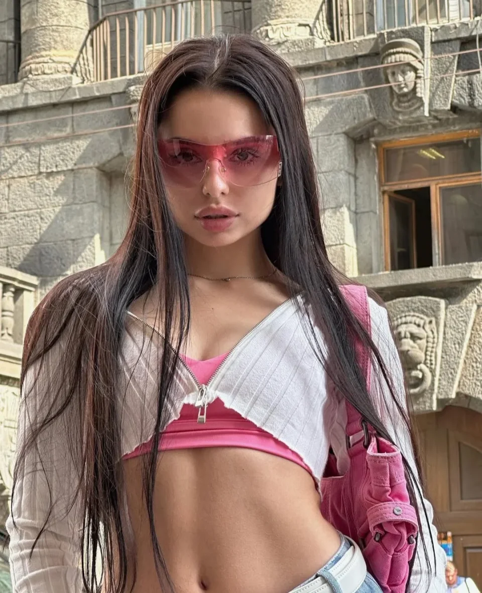 Lucia photo 2 in Chiang Mai: 20 years old, european, slim, black hair, 167 cm, 53 kg, B bust