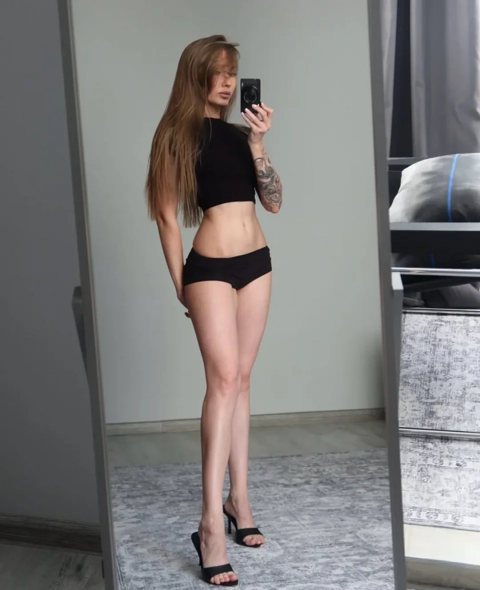 Magdalena photo 4 in Mutrah: 21 years old, european, slim, brown hair, 168 cm, 54 kg, B bust