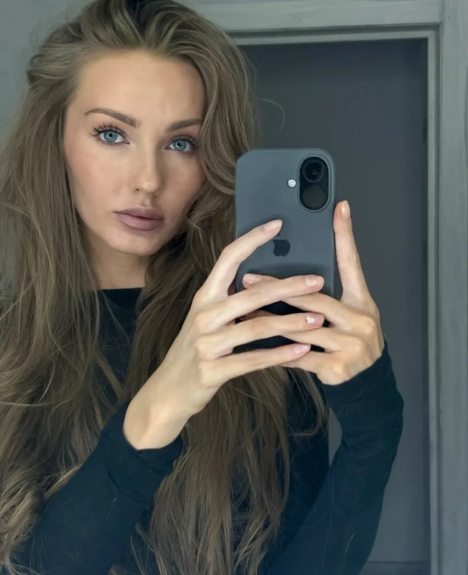 Magdalena photo 5 in Mutrah: 21 years old, european, slim, brown hair, 168 cm, 54 kg, B bust
