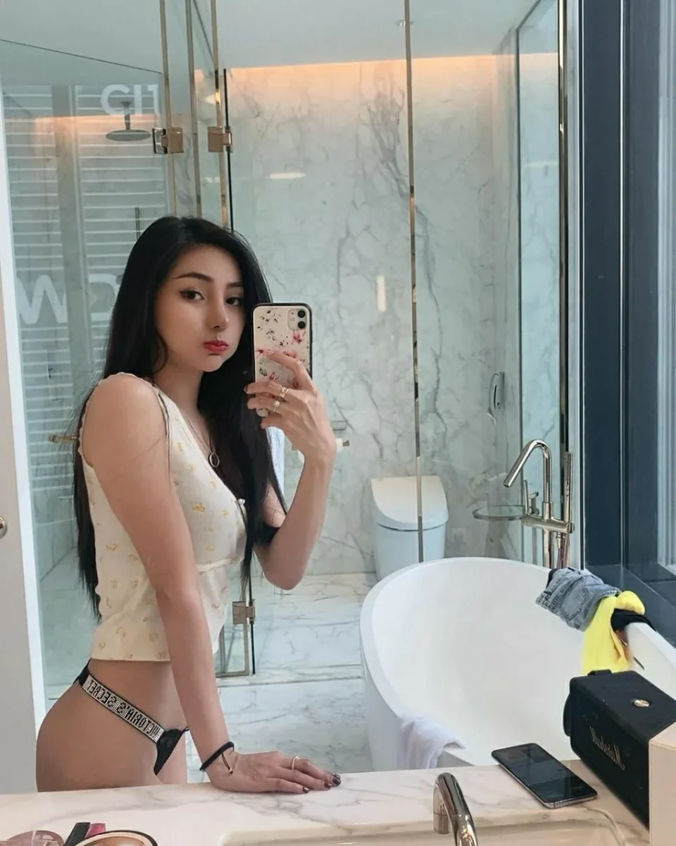 Nellie photo 4 in Phuket: 23 years old, slim, brown hair, 166 cm, 52 kg, D bust