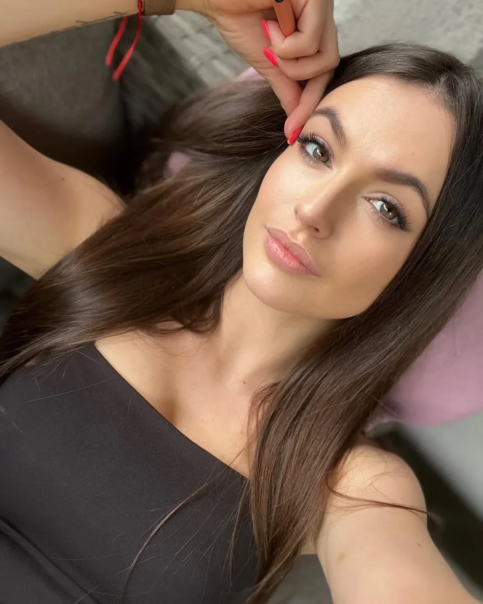 Nicole photo 1 in Barka: 21 years old, arab, slim, brown hair, 170 cm, 54 kg, B bust