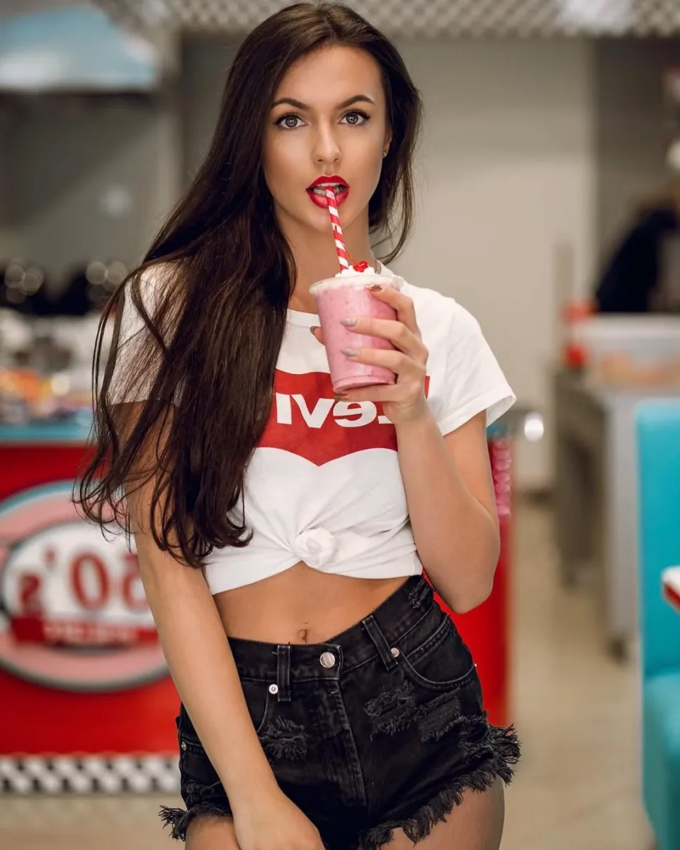 Nicole photo 2 in Barka: 21 years old, arab, slim, brown hair, 170 cm, 54 kg, B bust