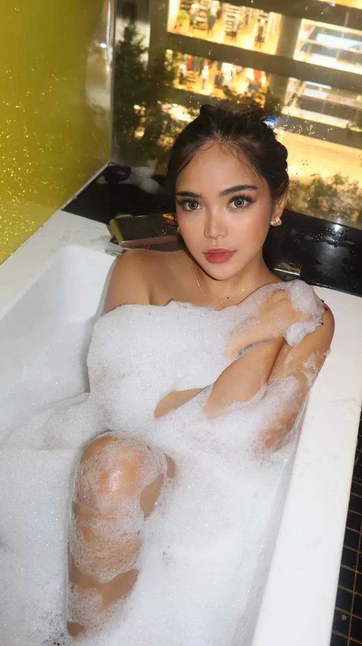 Renee photo 1 in Chiang Mai: 22 years old, arab, curvy, black hair, 164 cm, 53 kg, D bust