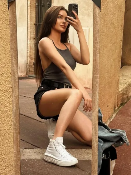 Roxanne photo 5 in Saham: 21 years old, european, slim, brown hair, 168 cm, 52 kg, B bust