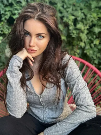 Roxanne photo 6 in Saham: 21 years old, european, slim, brown hair, 168 cm, 52 kg, B bust
