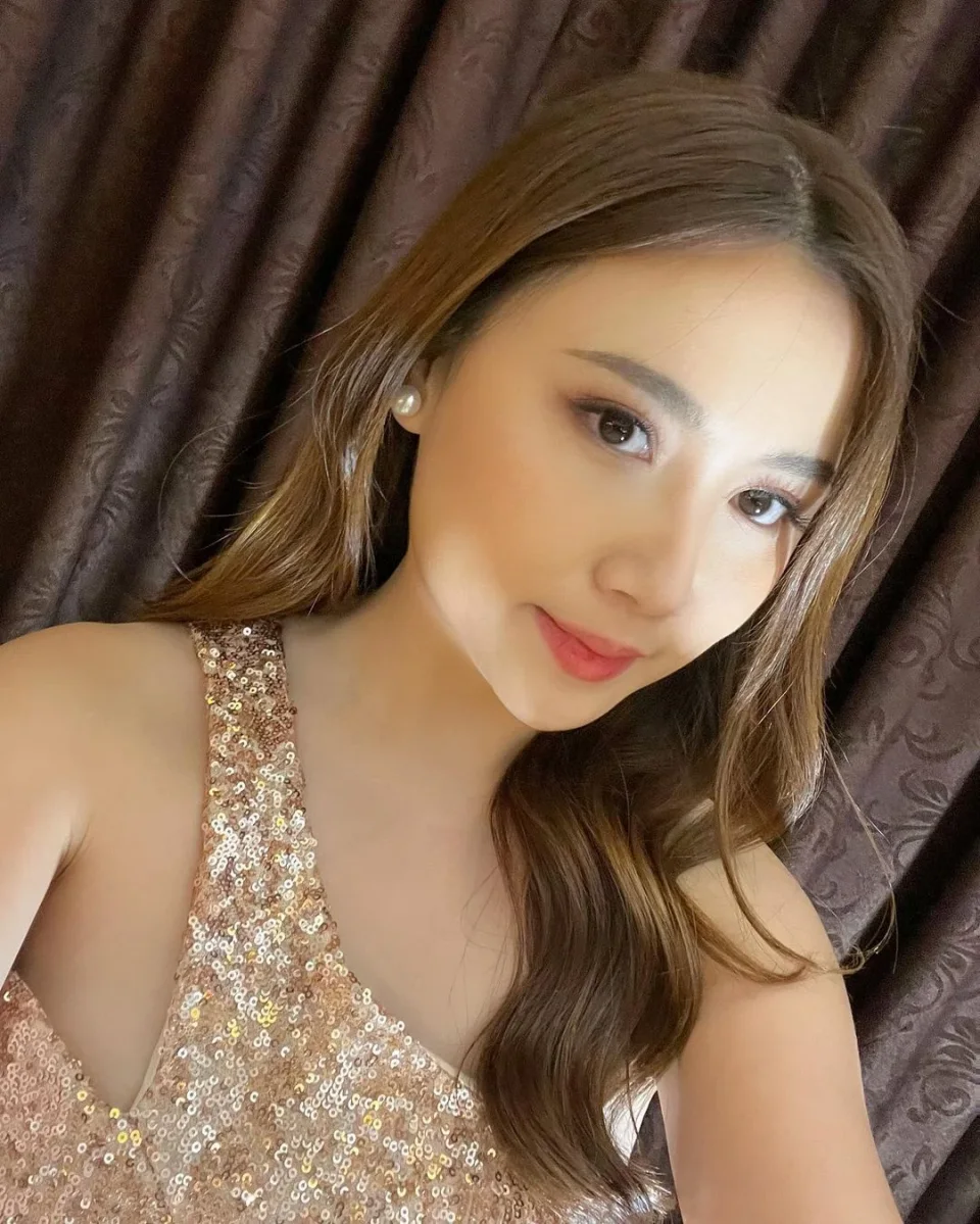Elise photo 1 in Dubai: 25 years old, slim, brown hair, 166 cm, 47 kg, A bust