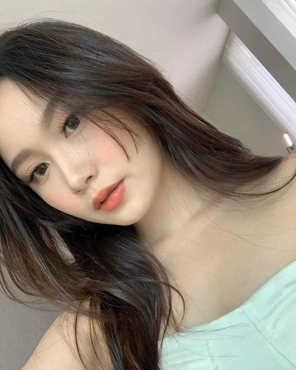 Elise photo 4 in Dubai: 25 years old, slim, brown hair, 166 cm, 47 kg, A bust