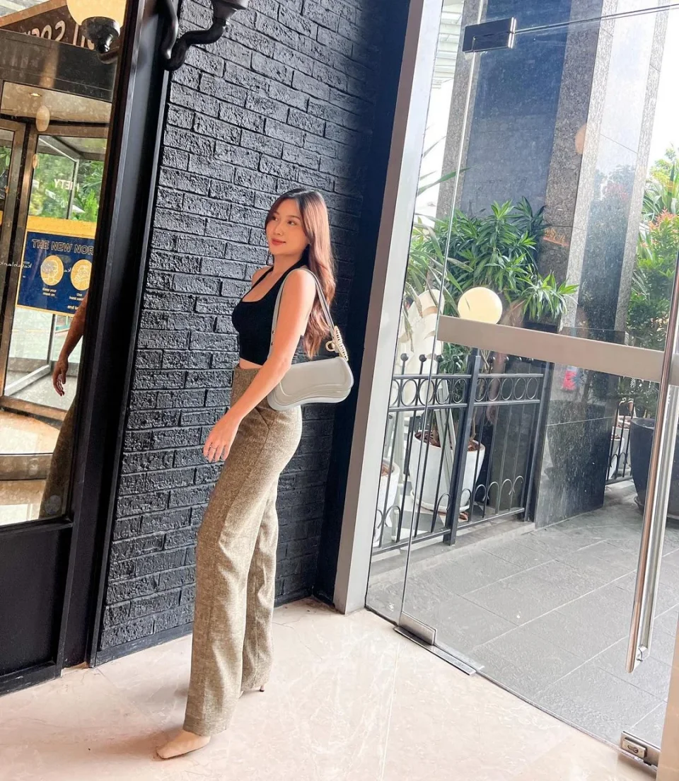 Elise photo 5 in Dubai: 25 years old, slim, brown hair, 166 cm, 47 kg, A bust