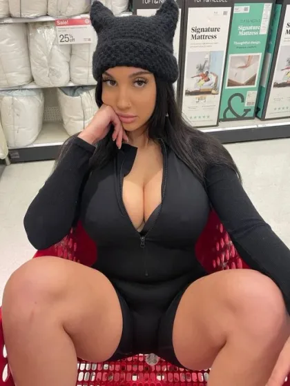 Adriana photo 2 in Shinas: 29 years old, european, regular, black hair, 177 cm, 70 kg, D bust
