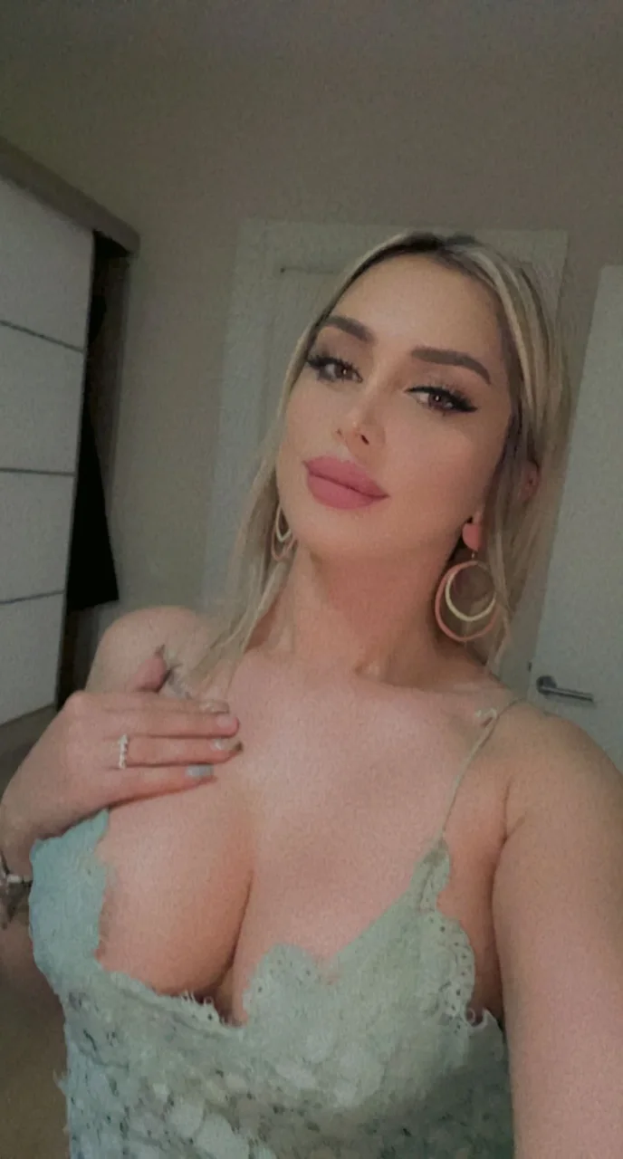 Effie photo 3 in Dubai: 24 years old, arab, slim, brown hair, 155 cm, 41 kg, B bust