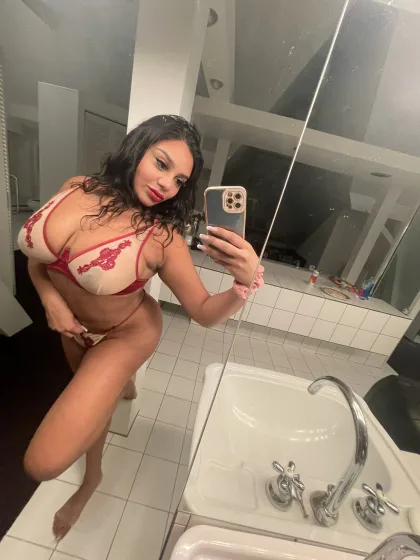 Blanche photo 1 in El Quoz: 29 years old, curvy, black hair, 175 cm, 56 kg, C bust