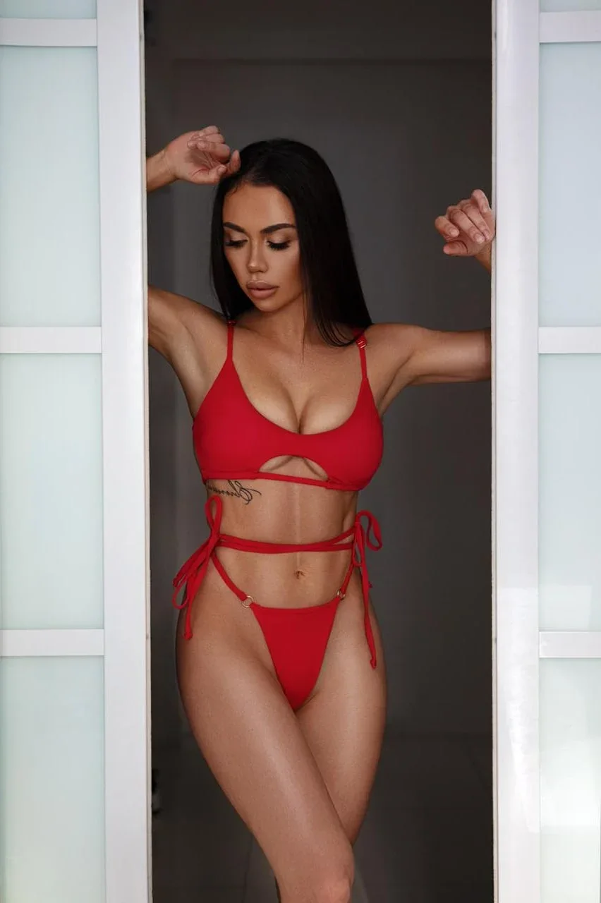 Alessandra photo 2 in Abu Dhabi: 27 years old, regular, black hair, 168 cm, 54 kg, B bust