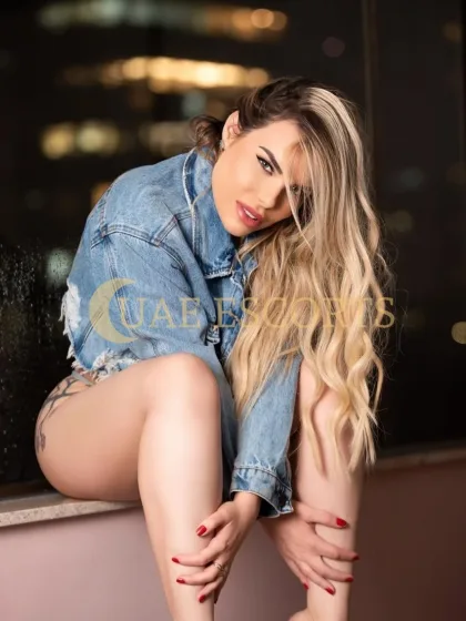 Alanna photo 3 in Frankfurt: 25 years old, latina, regular, blonde hair, 160 cm, 51 kg, Large bust
