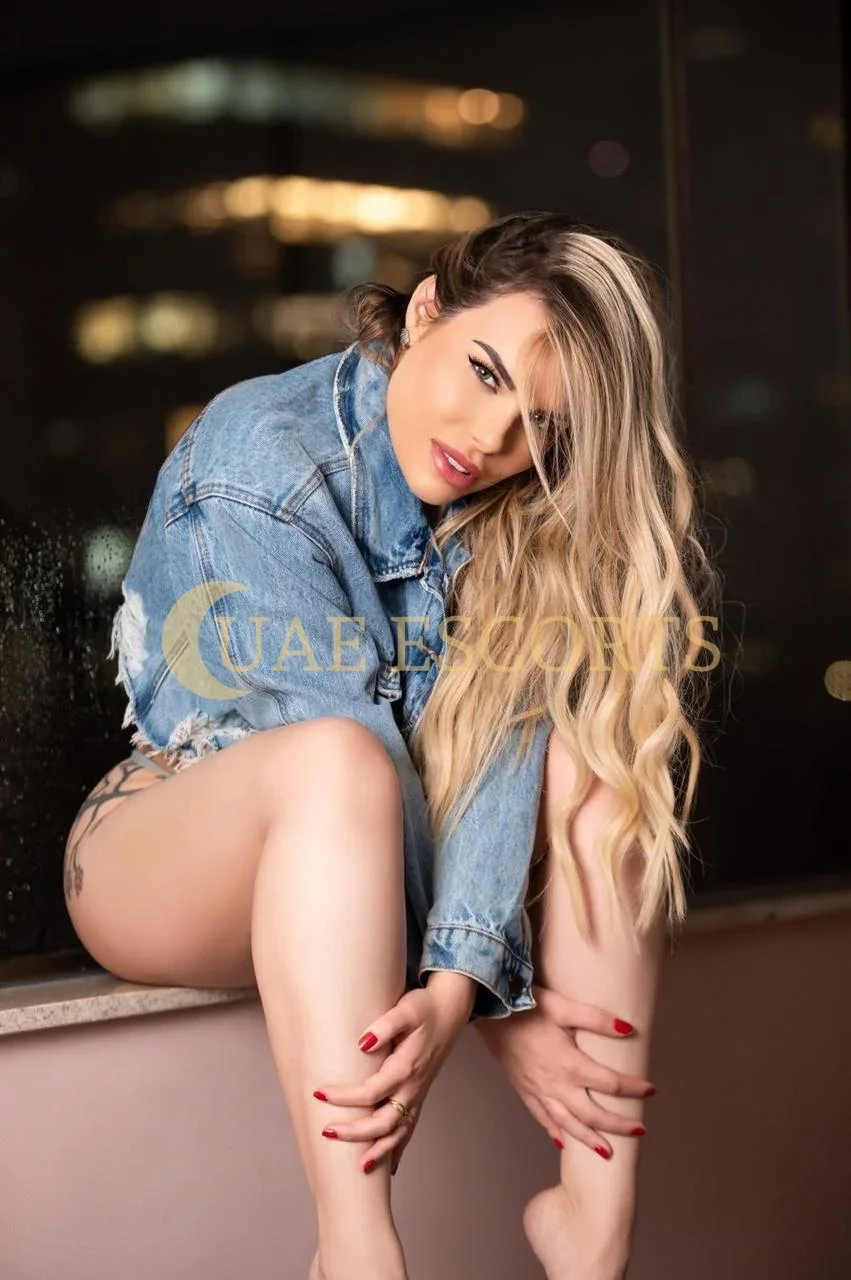 Alanna photo 3 in Frankfurt: 25 years old, latina, regular, blonde hair, 160 cm, 51 kg, Large bust