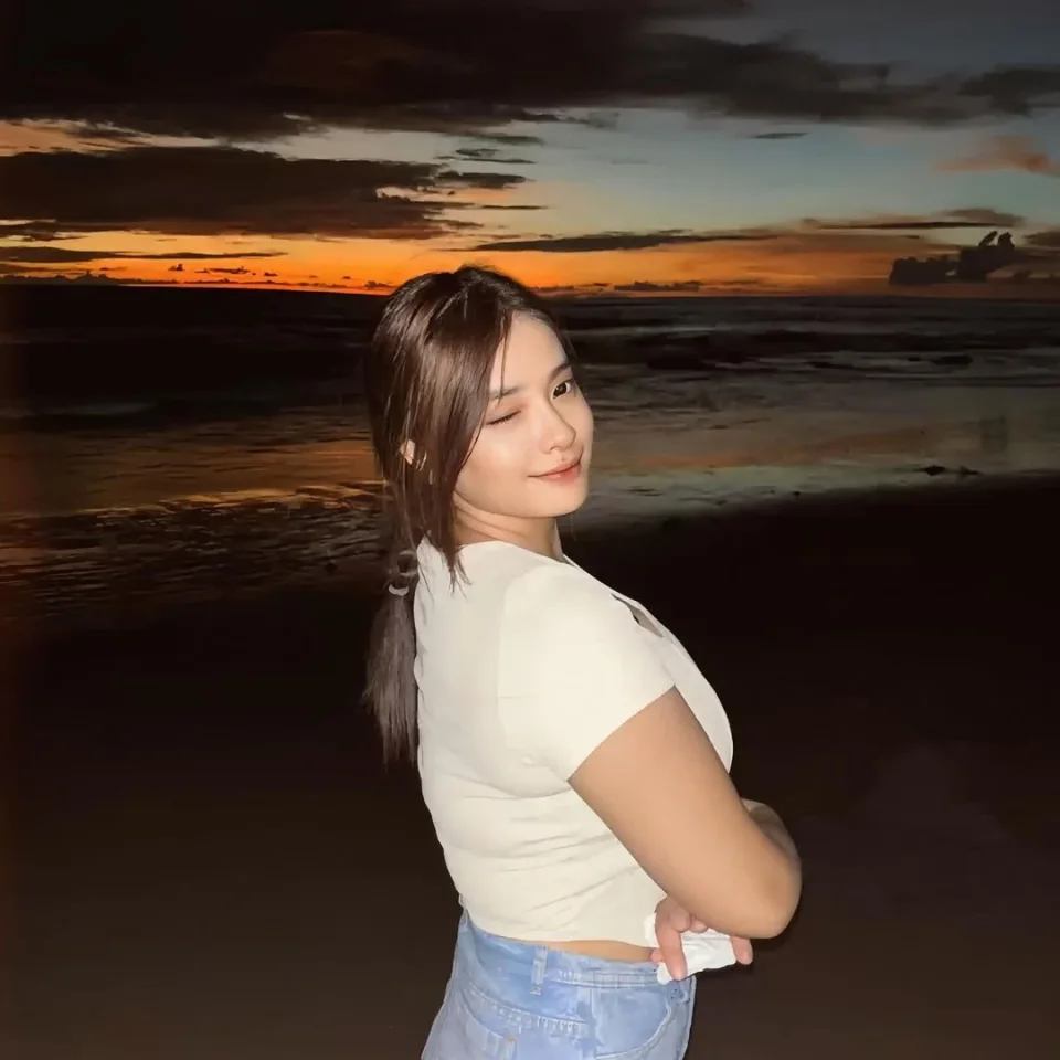 Ebony photo 2 in Ajman: 21 years old, asian, regular, black hair, 161 cm, 55 kg, A bust