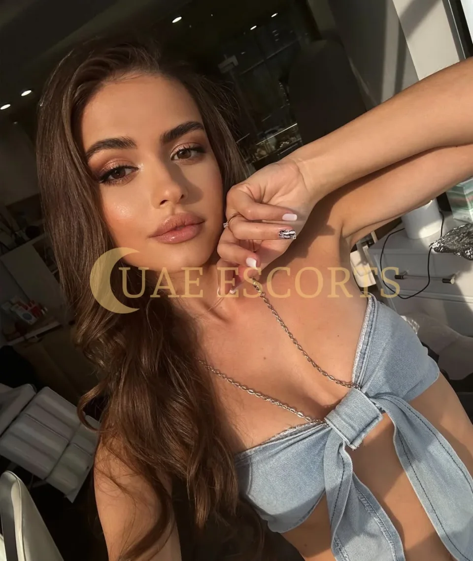 Carmen photo 1 in Montargis: 20 years old, arab, slim, brown hair, 171 cm, 54 kg, Medium bust