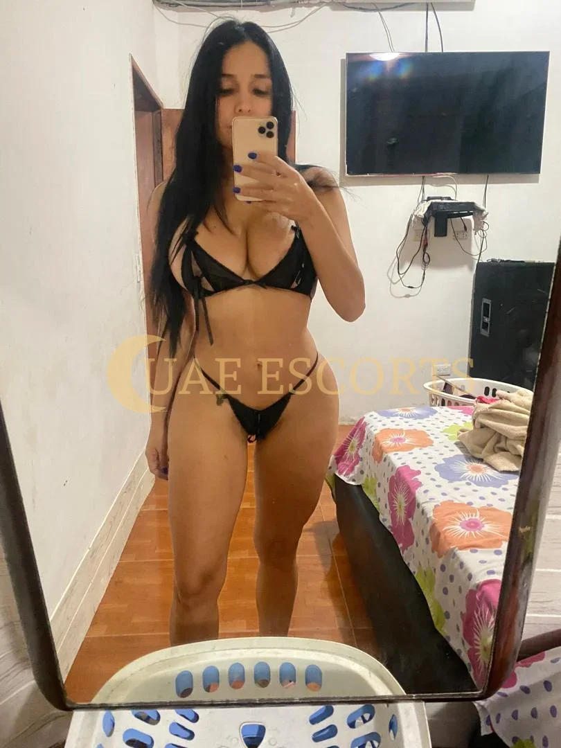 Даниэла фото 1 - London, 25 лет, фигуристая, черные волосы, 165 см, 62 кг, грудь Large