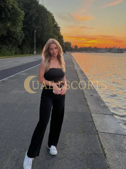 Elisa photo 3 in Caen: 24 years old, european, regular, blonde hair, 169 cm, 55 kg, Medium bust