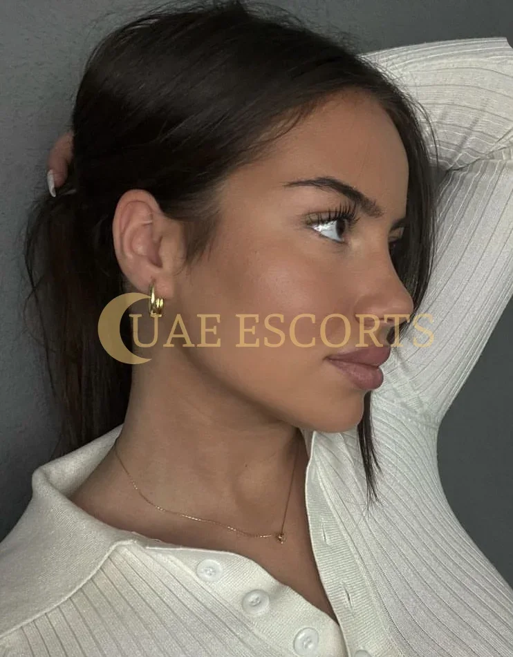 Enid photo 1 in Sheffield: 25 years old, curvy, brown hair, 176 cm, 70 kg, Large bust