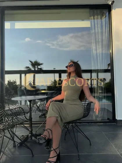 Enid photo 3 in Sheffield: 25 years old, curvy, brown hair, 176 cm, 70 kg, Large bust