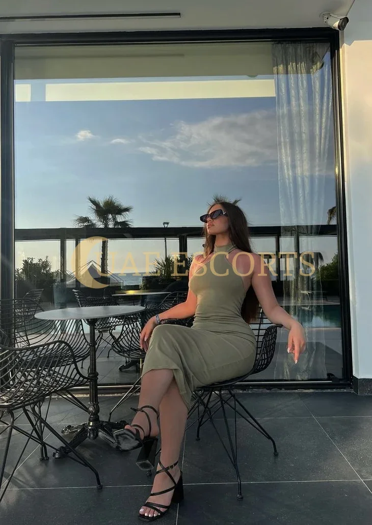 Enid photo 3 in Sheffield: 25 years old, curvy, brown hair, 176 cm, 70 kg, Large bust