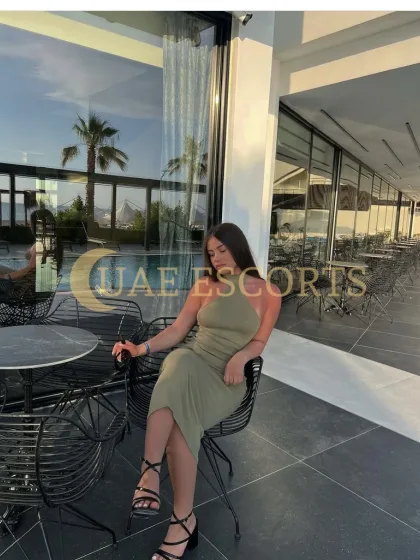 Enid photo 5 in Sheffield: 25 years old, curvy, brown hair, 176 cm, 70 kg, Large bust