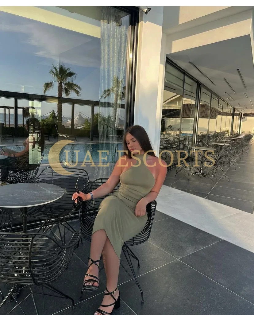 Enid photo 5 in Sheffield: 25 years old, curvy, brown hair, 176 cm, 70 kg, Large bust