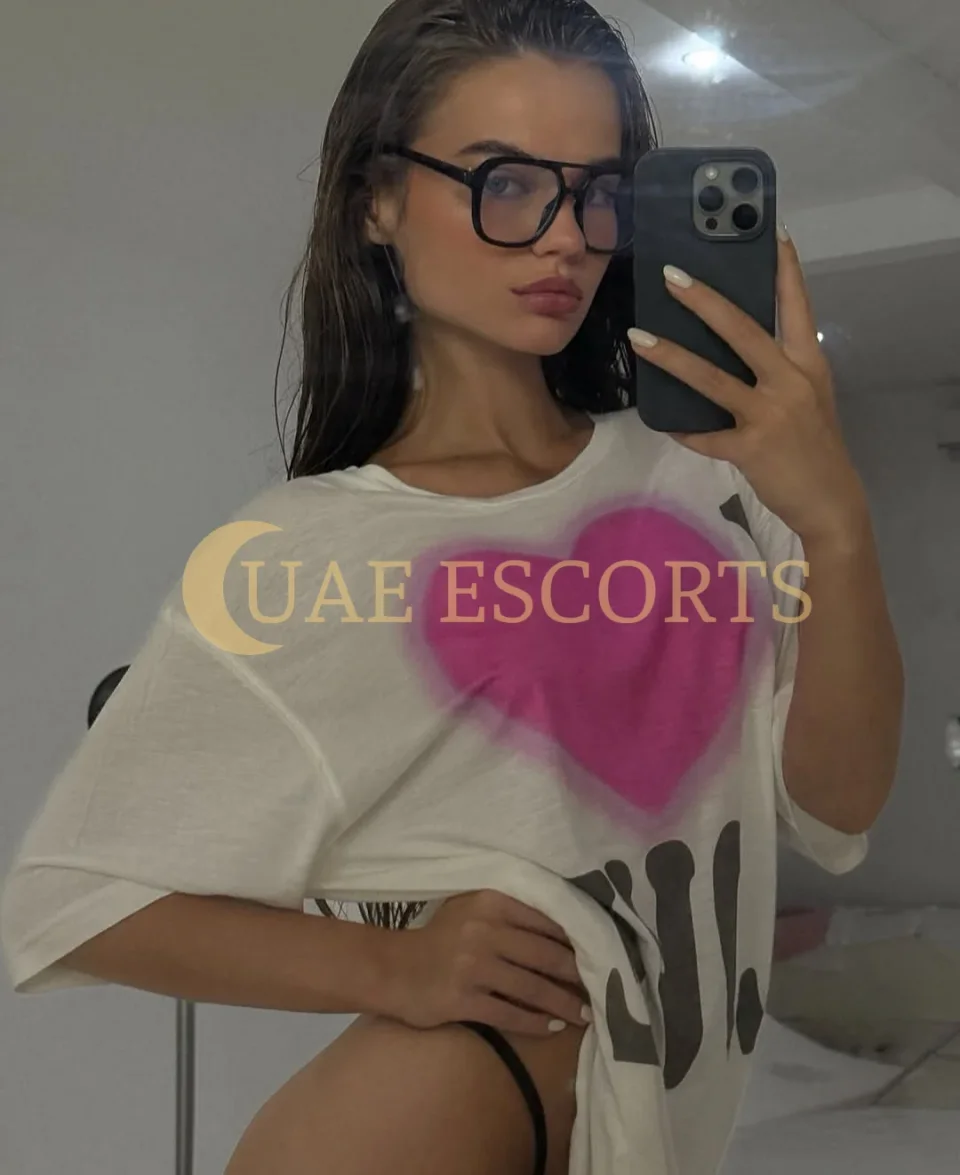 Gemma photo 4 in Edinburgh: 25 years old, slim, brown hair, 170 cm, 52 kg, Medium bust