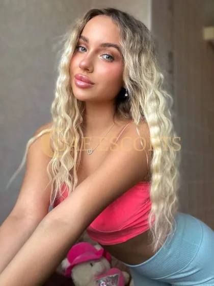Kelly photo 4 in Exeter: 26 years old, regular, blonde hair, 171 cm, 53 kg, Medium bust