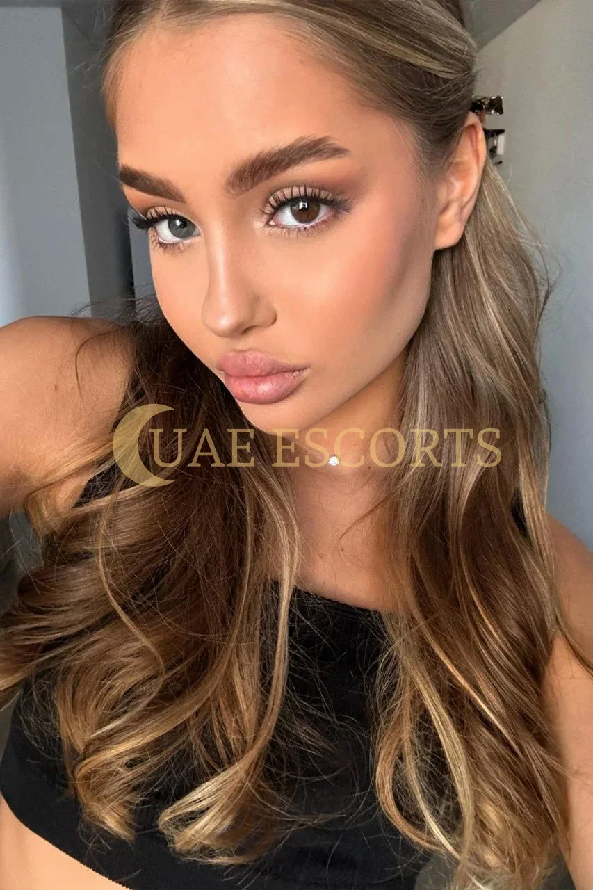 Kinley photo 6 in Paris: 25 years old, slim, brown hair, 172 cm, 60 kg, Medium bust