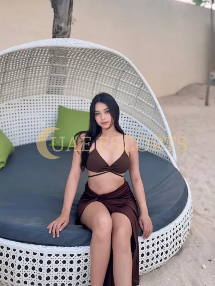 Lisa photo 3 in Woking: 23 years old, asian, slim, black hair, 165 cm, 43 kg, Large bust