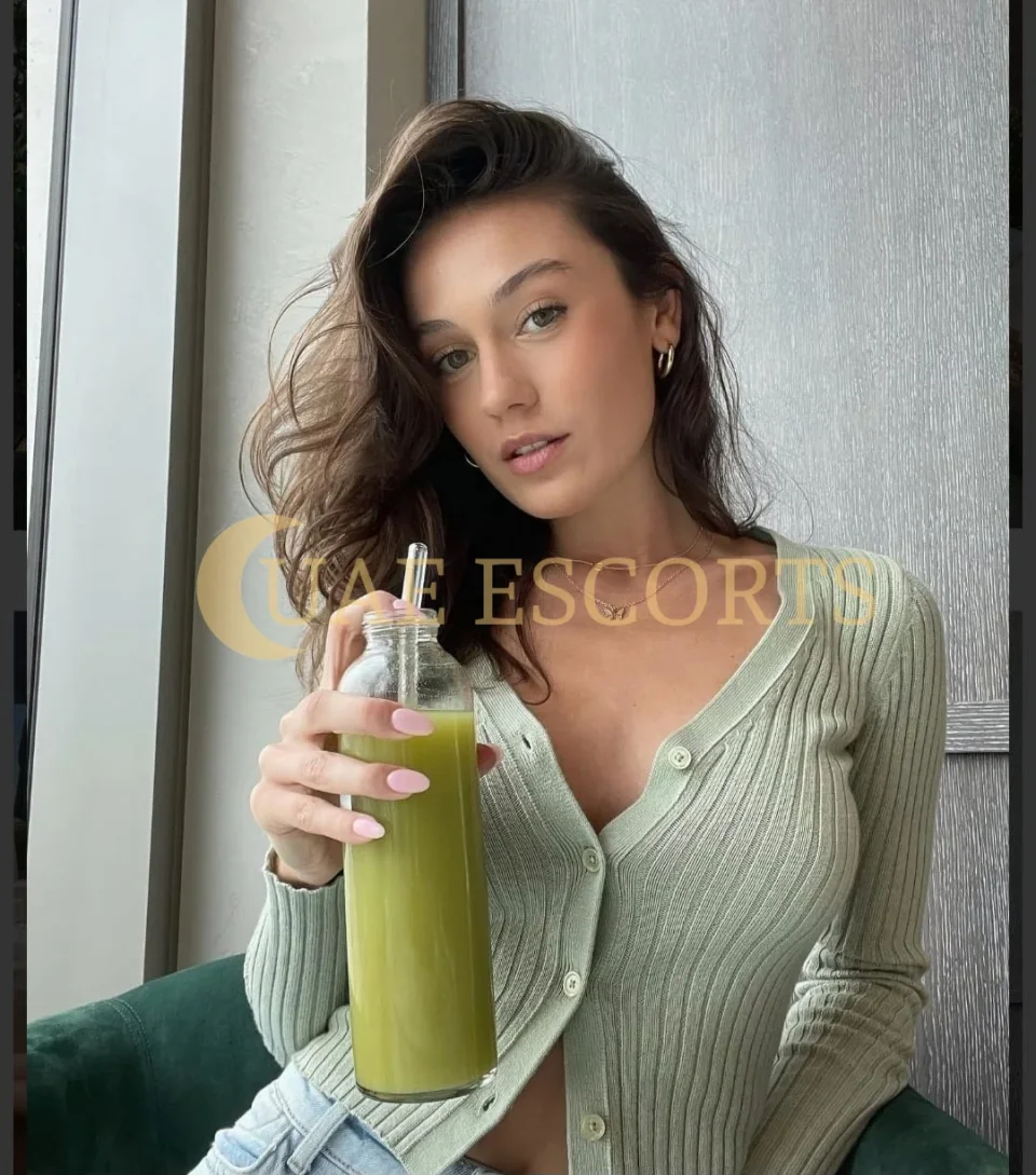 Arora photo 4 in Delft: 24 years old, regular, brown hair, 167 cm, 55 kg, Medium bust