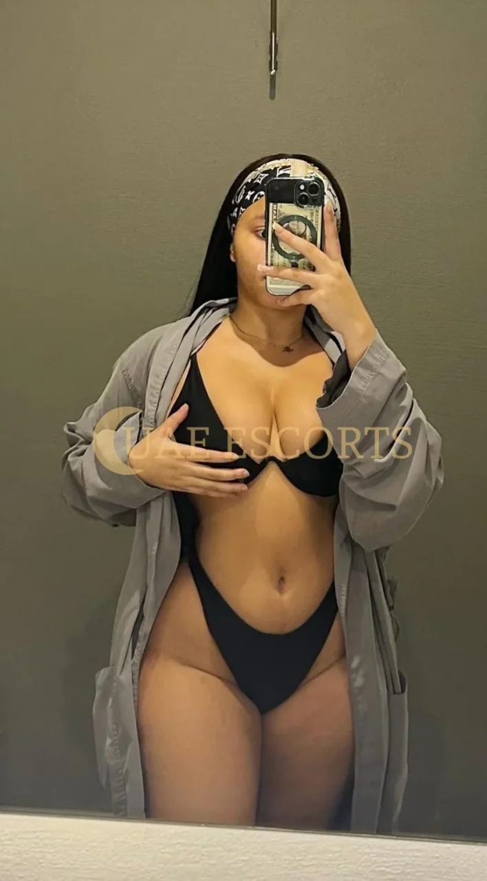 Artemisa photo 1 in Dresden: 29 years old, curvy, black hair, 168 cm, 70 kg, Medium bust