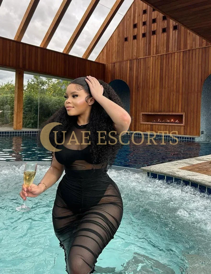 Artemisa photo 4 in Dresden: 29 years old, curvy, black hair, 168 cm, 70 kg, Medium bust